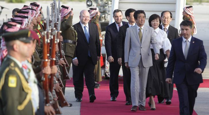 رئيس الوزراء الياباني يصل إلى عمان
