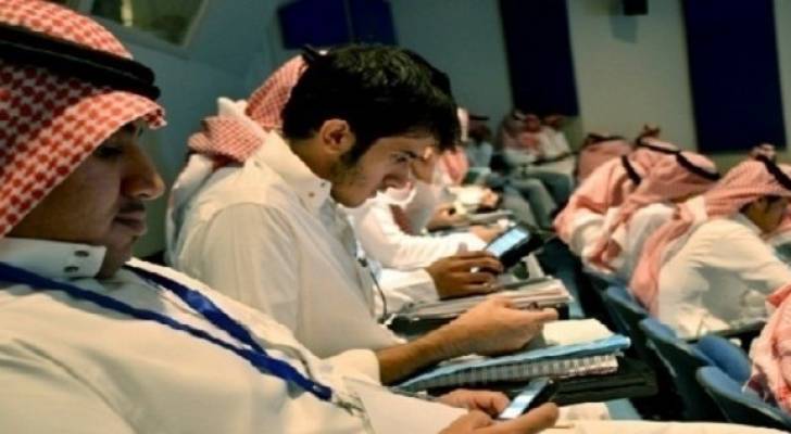 وسائل التواصل الاجتماعي تُهدد 10% من سكان الخليج بأمراض الرقبة