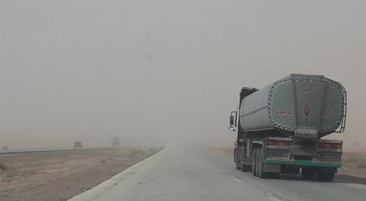 الأمن يدعو سالكي الطريق الصحراوي للحذر بسبب الغبار.. وينفي اغلاقه