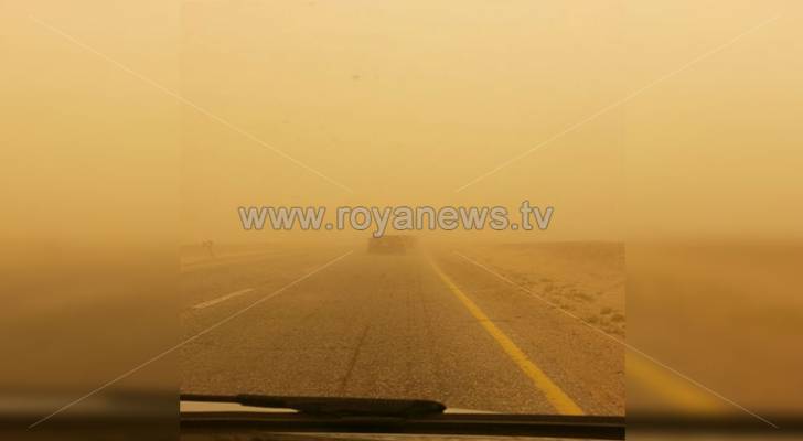 غبار كثيف وانعدام الرؤية الأفقية على طريق وادي عربة – البحر الميت.. فيديو