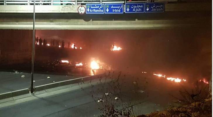 محتجون يغلقون طريق اربد عمان.. والأمن يتدخل