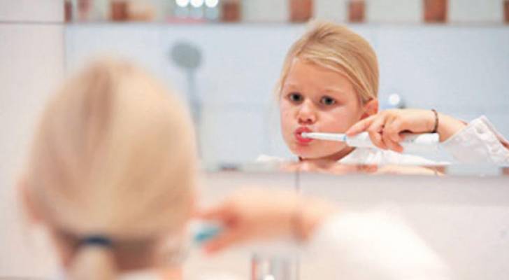 متى يستعمل الطفل معجون الأسنان المحتوي على الفلورايد؟