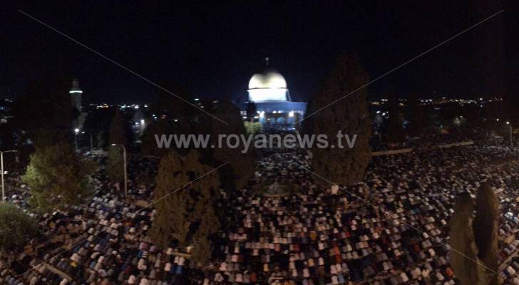 ٣٥٠ الف مصلي يحيون ليلة القدر بالمسجد الاقصى المبارك .فيديو