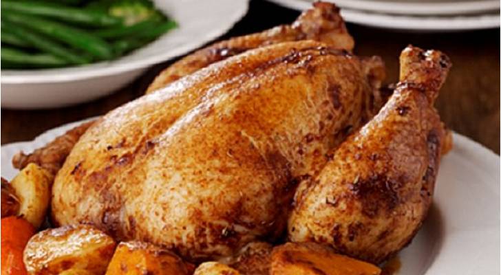 "الغذاء والدواء" توضح حقيقة فيديو "الديدان في الدجاج" بأحد مطاعم عمّان