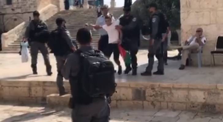 الاحتلال يعتقل طفل مقدسي رفع العلم الفلسطيني في باحات الأقصى.. فيديو