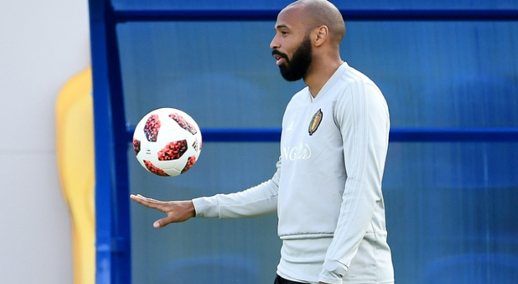 الفرنسي تييري هنري يداعب الكرة خلال حصة تدريبية للمنتخب البلجيكي لكرة القدم على هامش كأس العالم