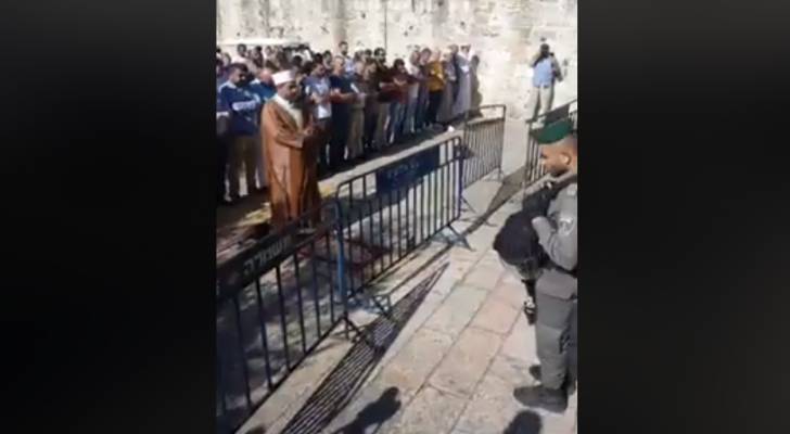  الفلسطينيون يؤدون صلاة العصر قبالة باب الأسباط.. فيديو