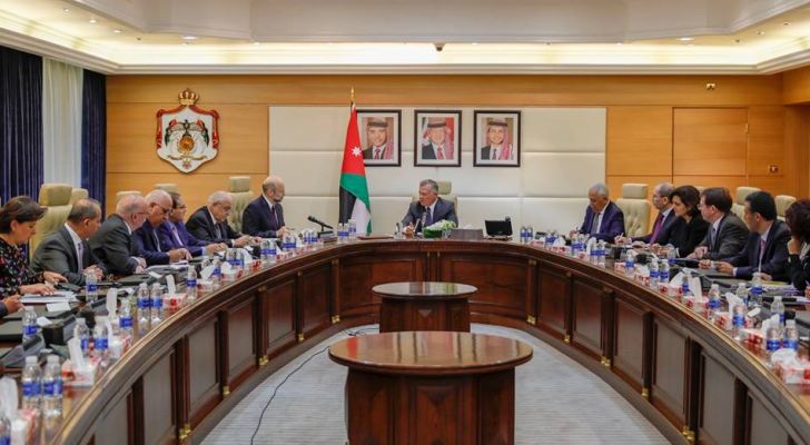 جانب من اجتماع الملك بالحكومة