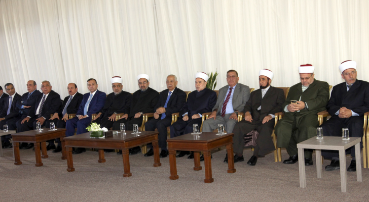 مندوبا عن الملك رئيس الديوان الملكي يودع حجاج المكرمة الملكية لذوي الشهداء والمصابين العسكريين