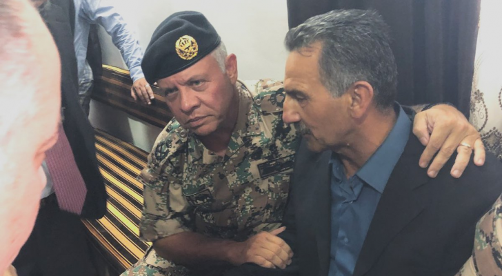 الملك يقدم واجب العزاء بالشهيد محمد الهياجنة