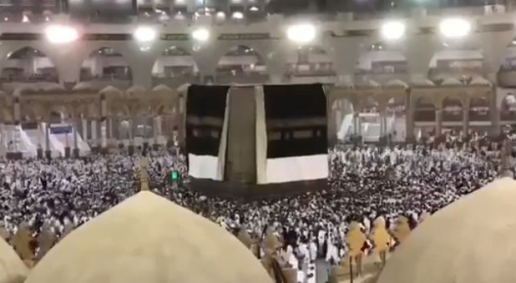 الرياح القوية تزيح كسوة الكعبة المشرفة