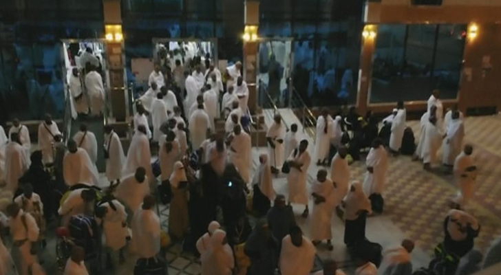 الحجاج يبدأون الصعود على عرفات بعد المبيت في منى