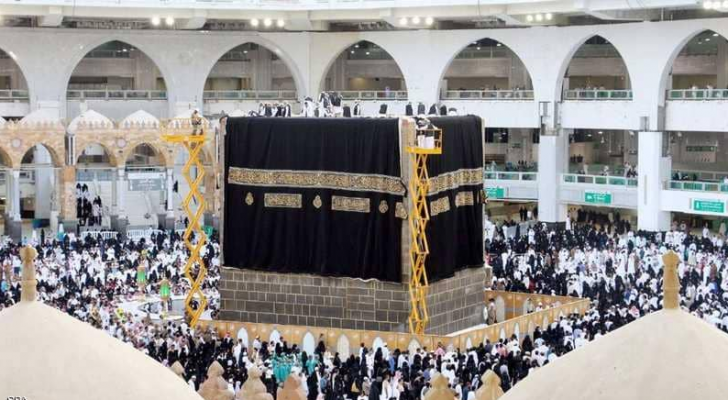 صورة أثنار عملية استبدال كسوة الكعبة