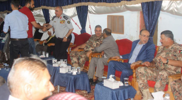رئيس هيئة الأركان يزور بيت عزاء الشهيد العريف أحمد الزعبي