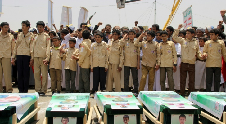 أطفال يمنيون يشاركون في تشييع ضحايا قصف أودى بحياة 29 طفلا في شمال اليمن