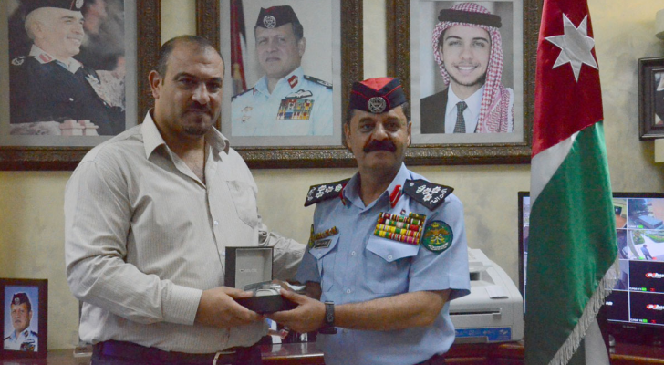 الأمن العام يكرم ضابطا وأحد المواطنين باربد