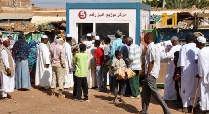 سودانيون أمام مركز لتوزيع الخبز في الخرطوم