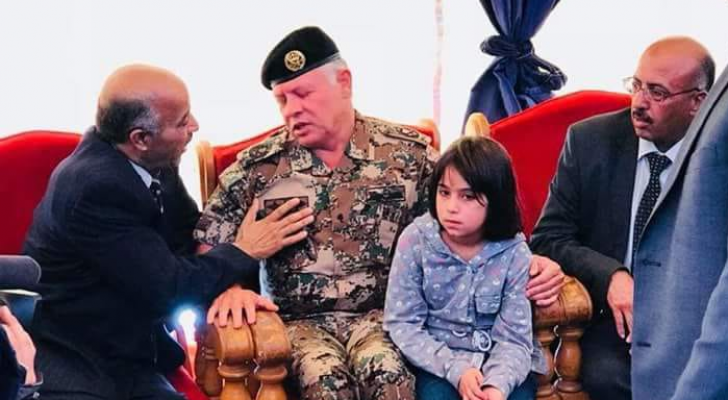 الملك يقدم واجب العزاء بالشهيد أحمد الزعبي في الرمثا
