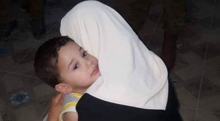 صورة خاطر وهي تودع طفلها لحظة اعتقالها