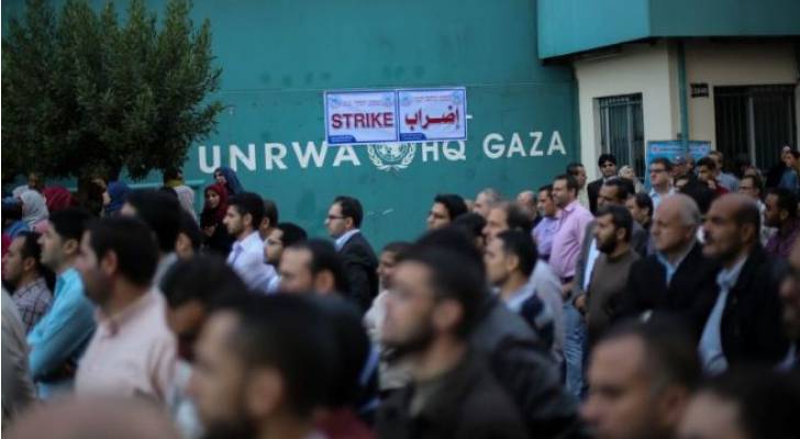 عدد من أهالي قطاع غزة يغلقون مدارس الأونروا