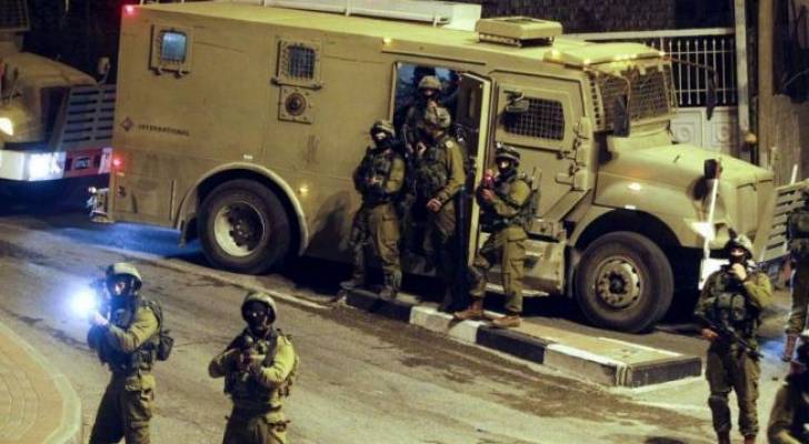 اعتقالات ومداهمات ليلية بالضفة الغربية المحتلة