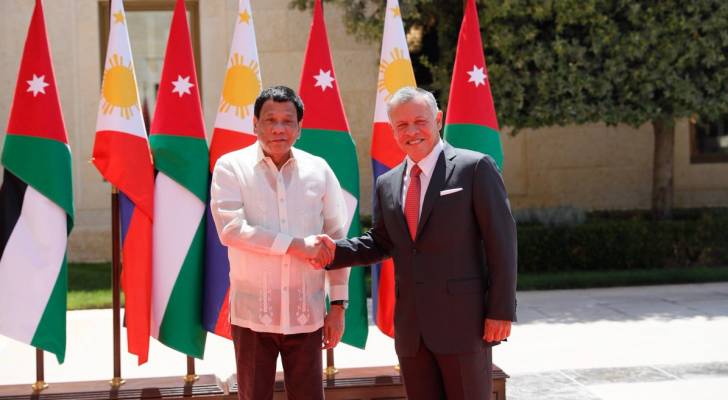 الملك والرئيس الفلبيني يتابعان تمريناً عسكرياً
