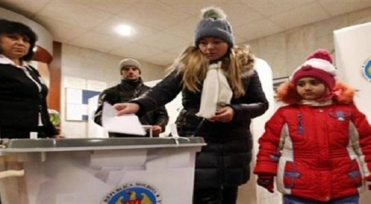 الروس يقترعون في انتخابات محلية والمعارضة تتظاهر ضد تعديل نظام التقاعد