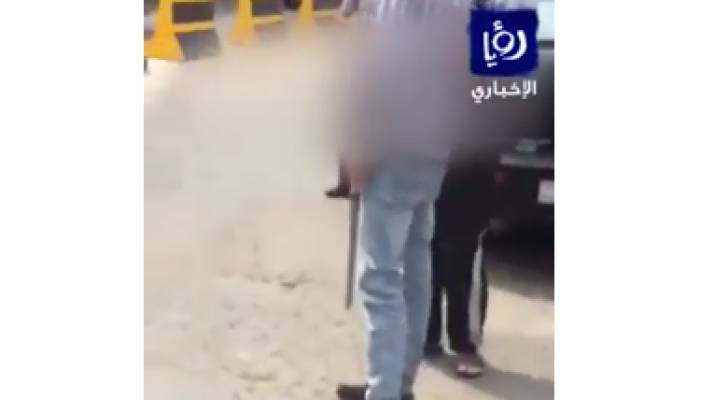 شخص يتهجم على أخر بـ"سيف" بسبب خلاف مروري في عمّان.. فيديو