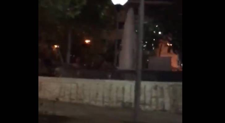 شبان يسبحون داخل نافورة على الطريق العام في عمّان.. فيديو