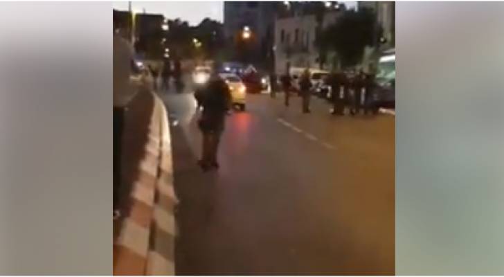الاحتلال تطلق النار على شاب فلسطيني في القدس .. فيديو