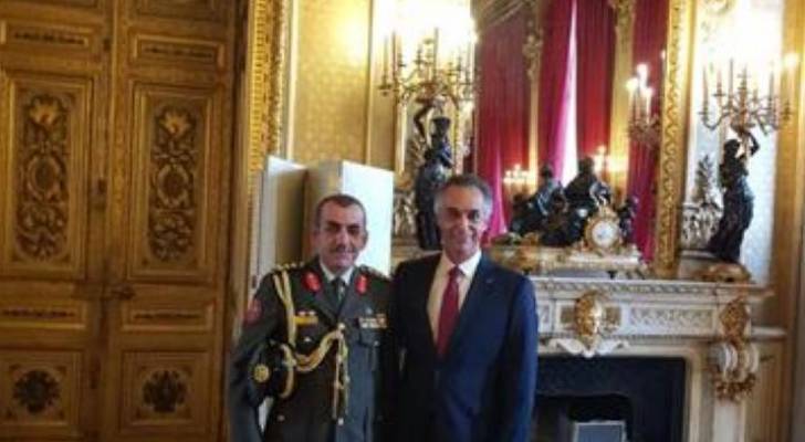 الرئيس الفرنسي يمنح وزير الشباب وساما رفيعا