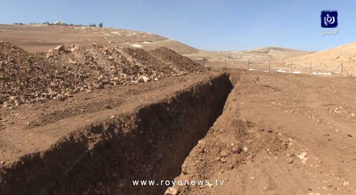 الجرافات تشق بطن الأراضي الأردنية في إربد لمد أنبوب غاز الاحتلال - فيديو