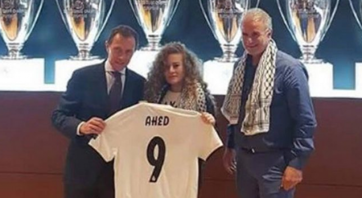 ريال مدريد يكرم الفلسطينية عهد التميمي ويمنحها هدية