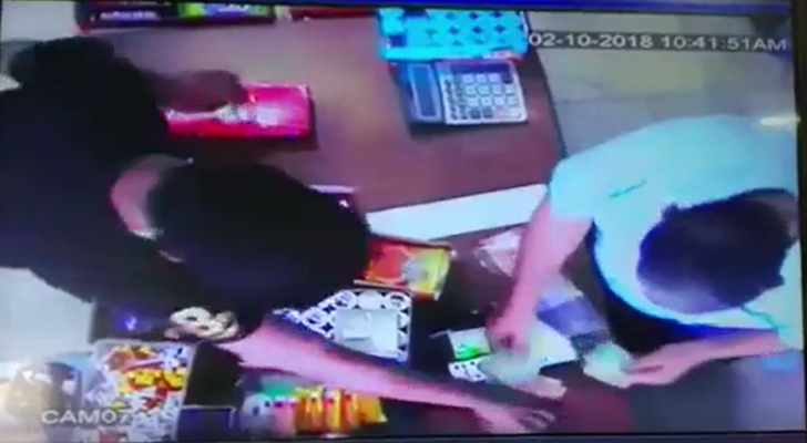 الصورة خلال عملية السلب - من الفيديو