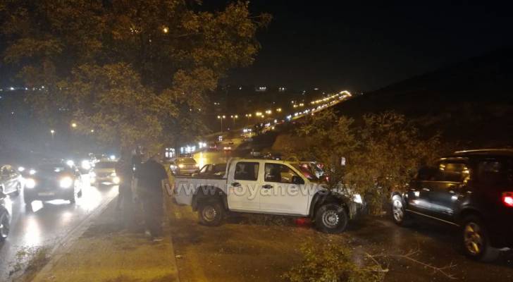 ازمة سير نتيجة حادث تصادم عدد من المركبات في عمان - صور