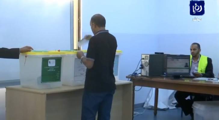بدء الاقتراع في الانتخابات البلدية واللامركزية في الموقر.. فيديو وصور