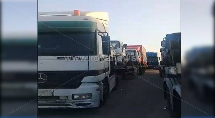دخول أولى الشاحنات الأردنية إلى الأراضي السورية عبر معبر جابر.. فيديو