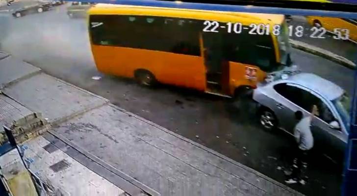 فقدان السيطرة على حافلة مدرسية واصطدامها بمركبتين في عمان.. فيديو
