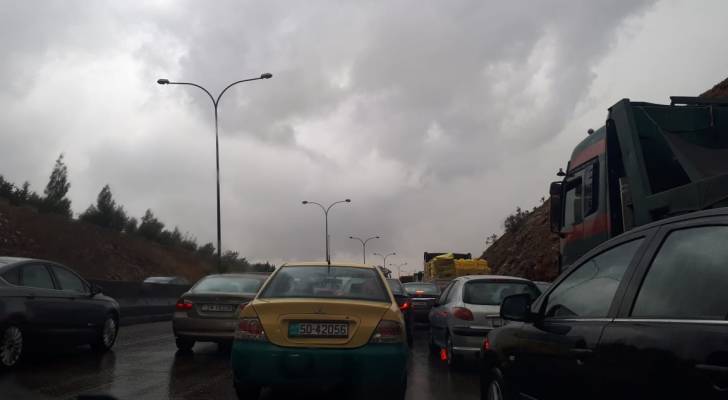 أزمة سير "خانقة" بشوارع عمان مع بدء تأثير المنخفض الجوي.. صور وفيديو