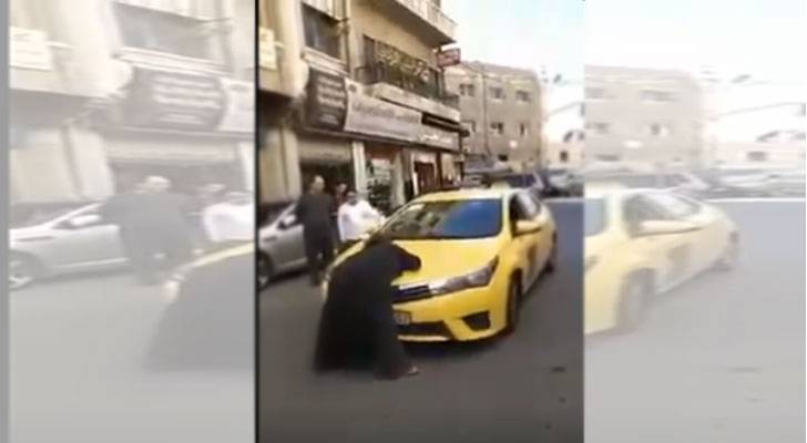 ضبط متسولة أغلقت طريقاً في عمّان أمام المركبات لإعطائها النقود – فيديو  