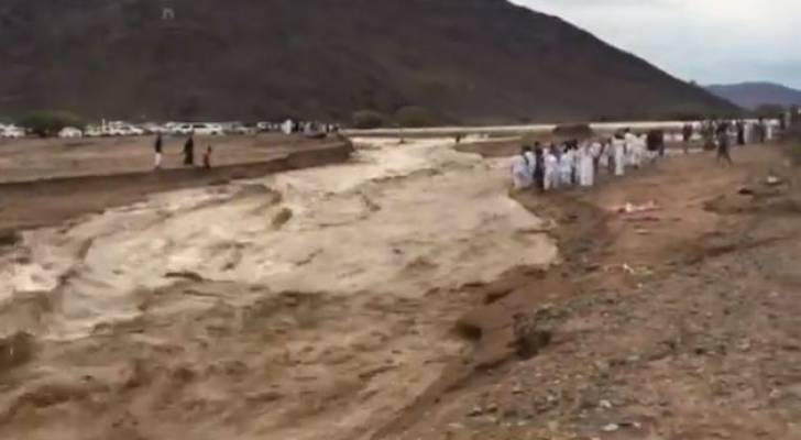 لحظات مرعبة.. السيول تجرف مجموعة من الشبان في السعودية! - فيديو