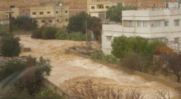 مياه الامطار تحاصر وتداهم منازل في اربد والاغوار