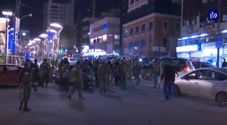 الأمن يلقي القبض على معتصمين ارتدوا ملابس عسكرية في محيط الرابع