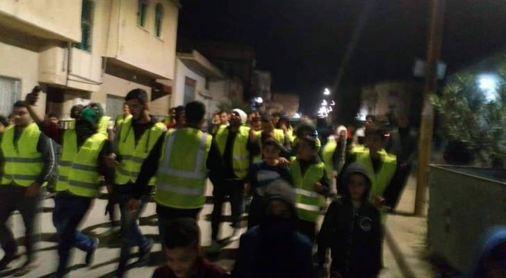 مواطنون يرتدون "سترات صفراء" بوقفة احتجاجية في "طيبة إربد" - صور