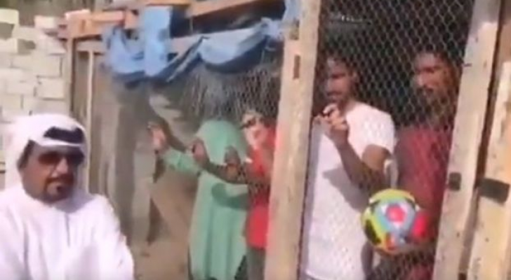 إماراتي يحبس هنودا في أقفاص ليشجعوا فريق بلاده
