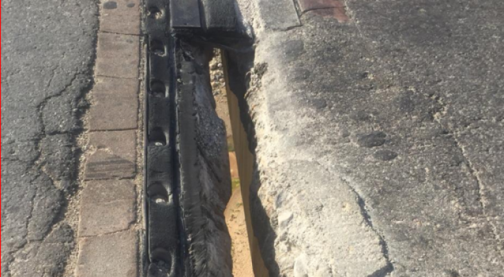 سقوط جزء بيسط من جسر الموجب