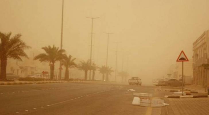 طقس العرب: زيادة نسبة الغبار في الأجواء الساعات المقبلة وزخات أمطار متوقعة بعد منتصف الليل والأثنين