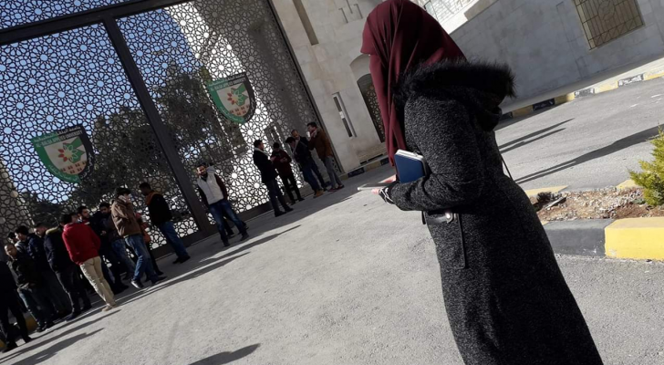 الطلبة خارج أسوار حرم الجامعة