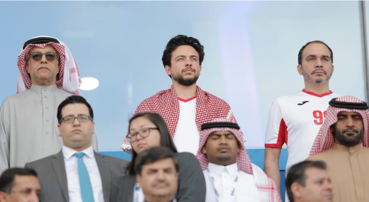 ولي العهد يتابع المباراة