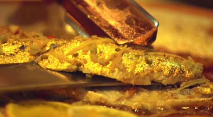 مطعم في دبي يقدم سمكة مغطاة بالذهب لوجبة الغداء
